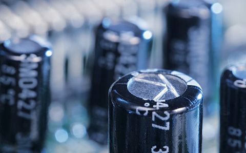 哪些材料會影響超級電容器的性能？